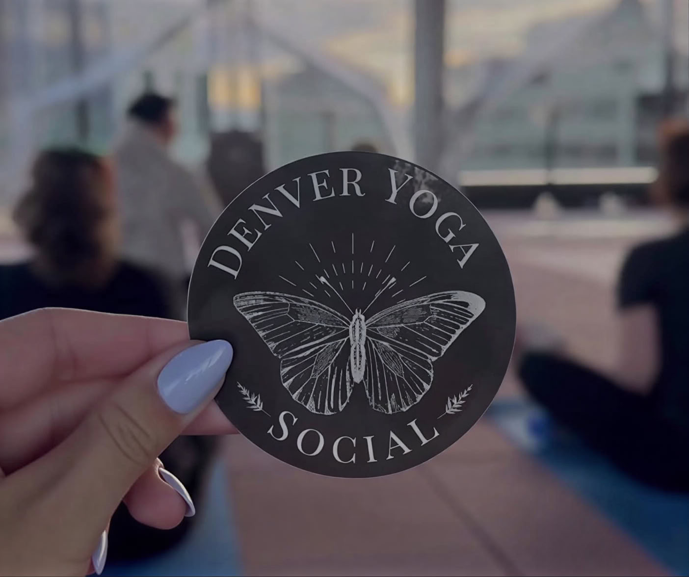 Sonnenuntergangs-Yoga auf dem Dach | Denver