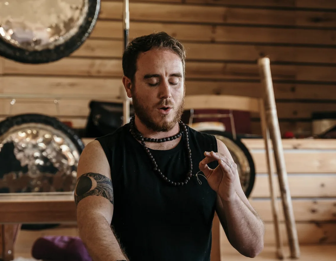 Yoga-, Tantra- und Mantra-Chanting-Retreat mit Pablo Ferrero. Mitarbeit: Bárbara Montes.