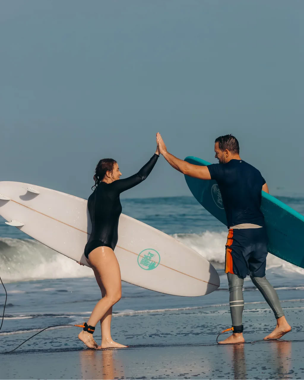 Paar-Surf- und Yoga-Retreat