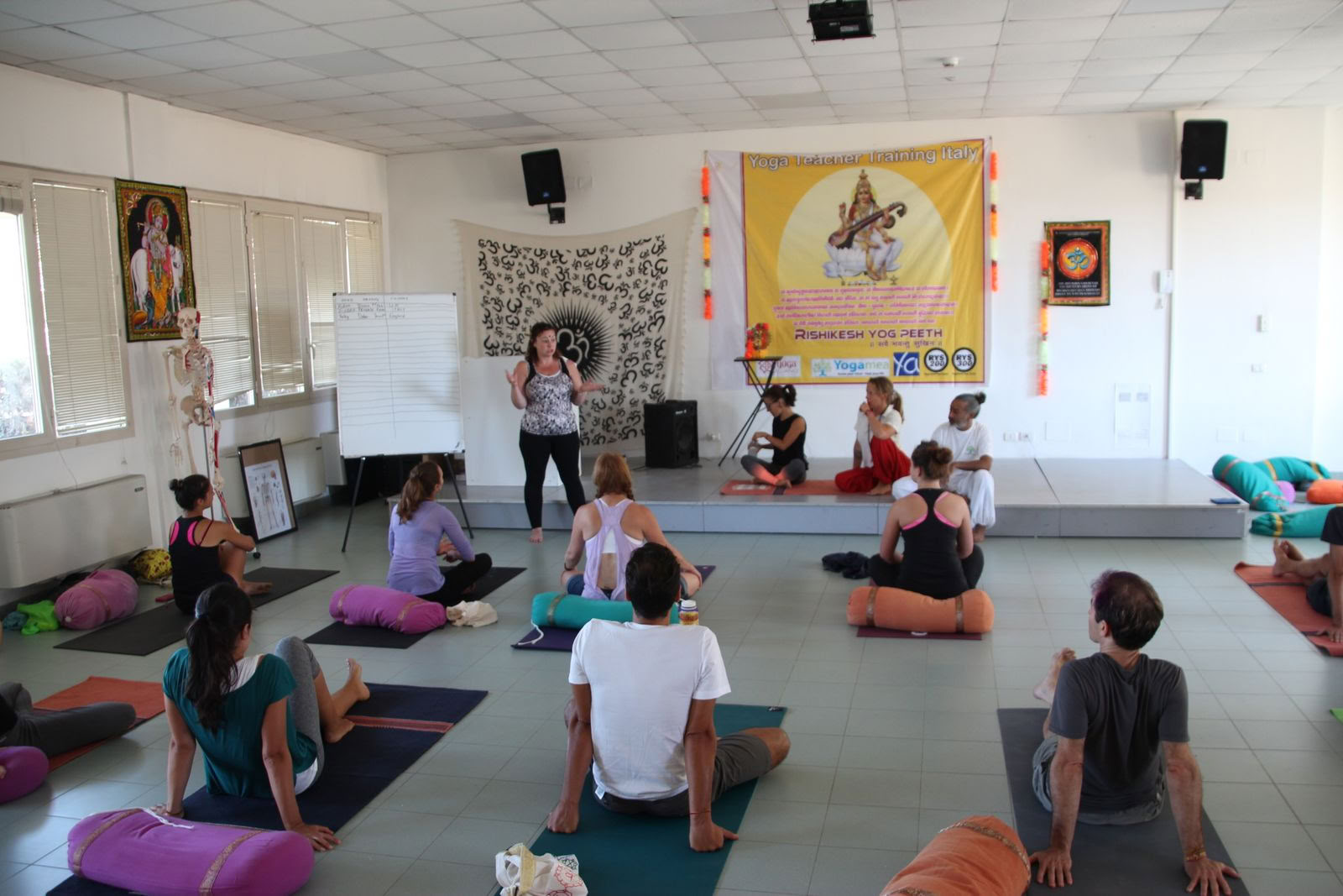200-Stunden-Hybrid-Yogalehrerausbildung