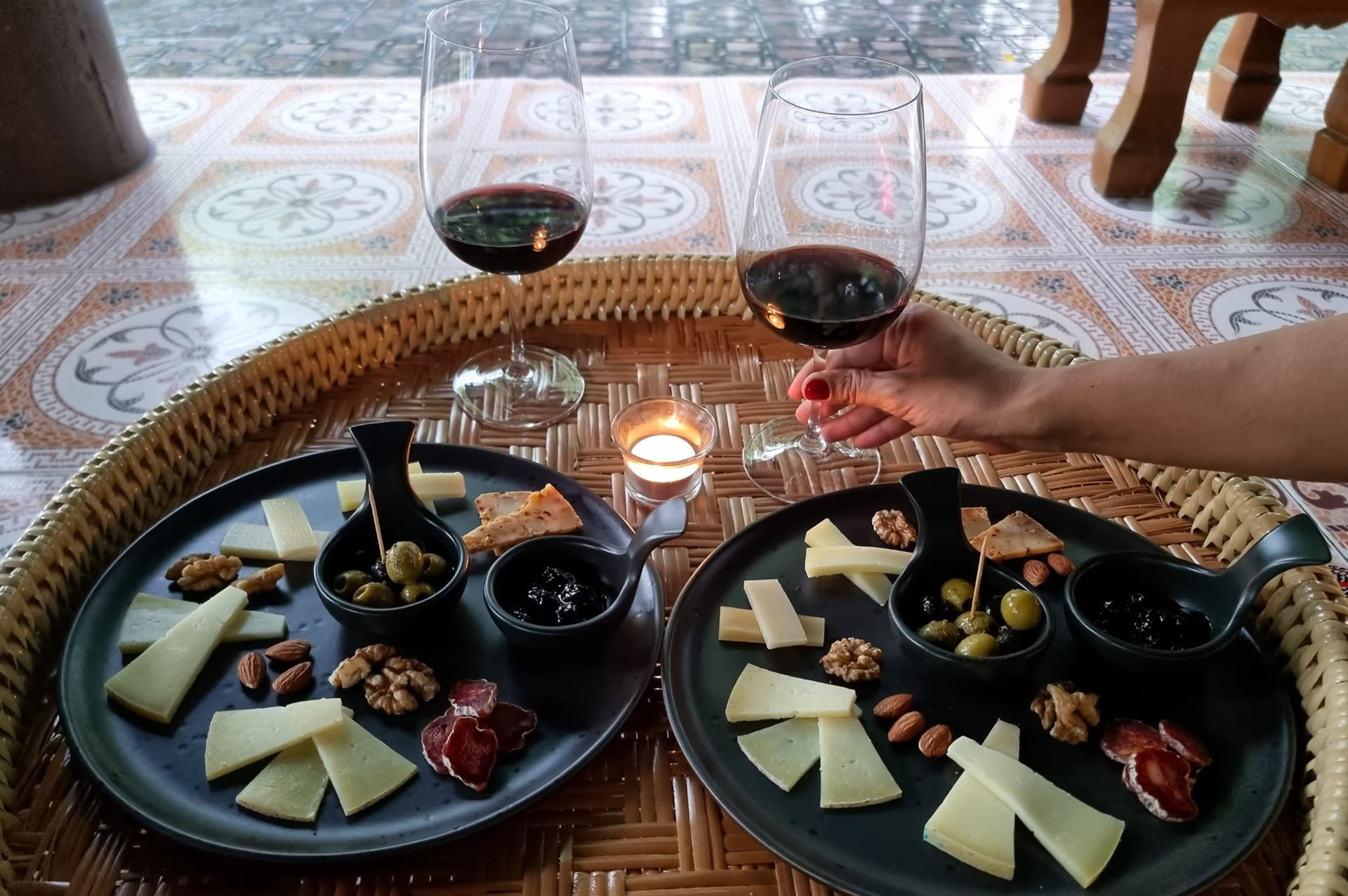 Ein Toast auf das Wohlbefinden – Yoga & Wein