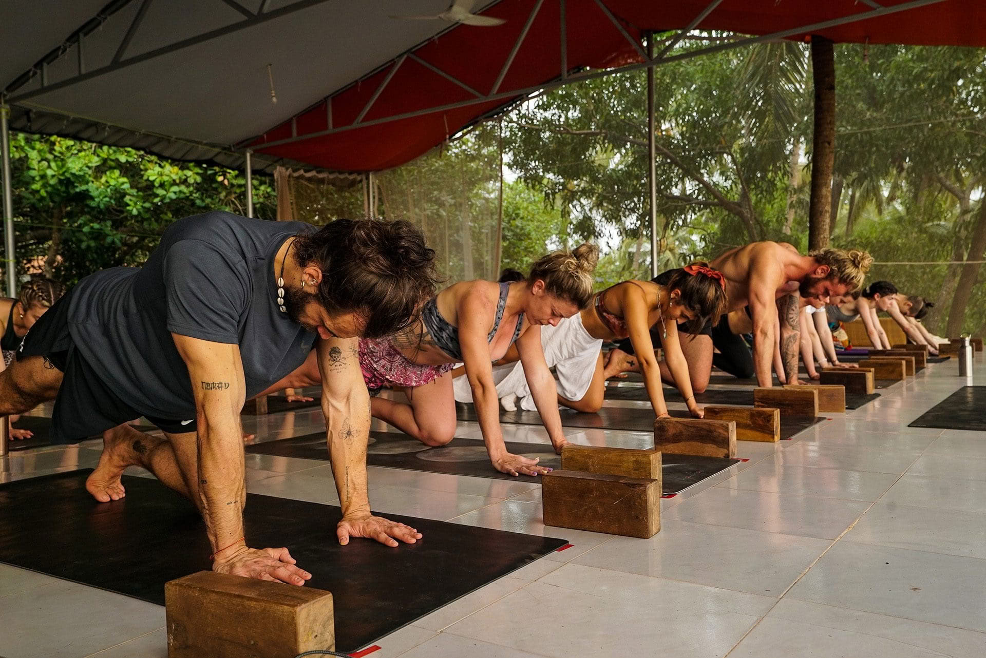 Hybrider 200-Stunden-Ashtanga-Vinyasa-Yoga-Lehrerausbildungskurs