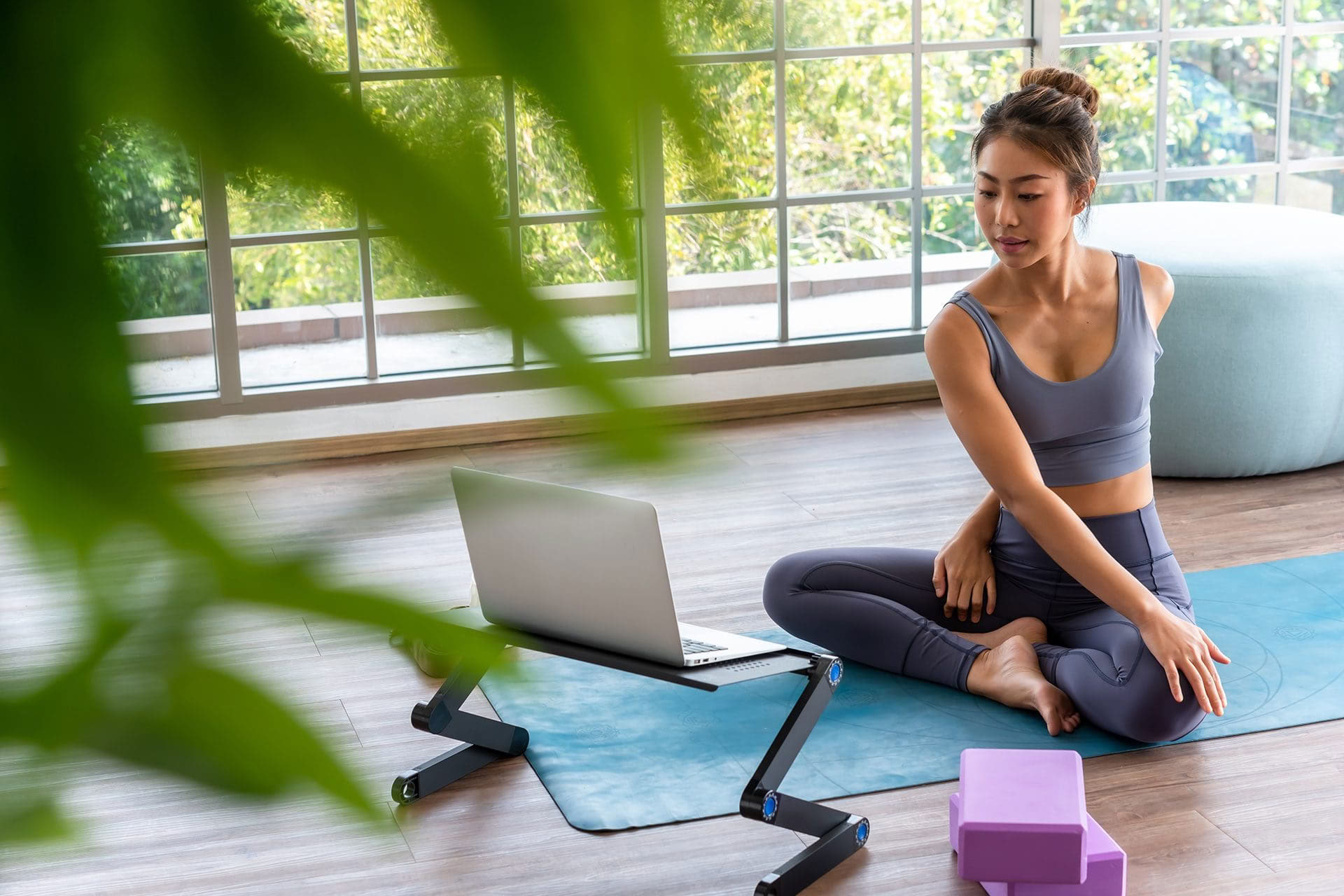 Hybrider 300-Stunden-Vinyasa-Flow-Yoga-Lehrgang