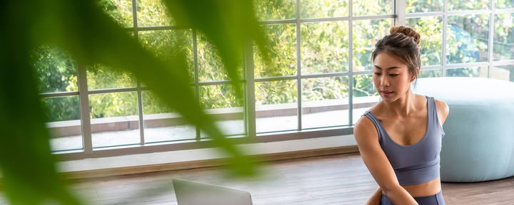 Hybrider 300-Stunden-Vinyasa-Flow-Yoga-Lehrgang