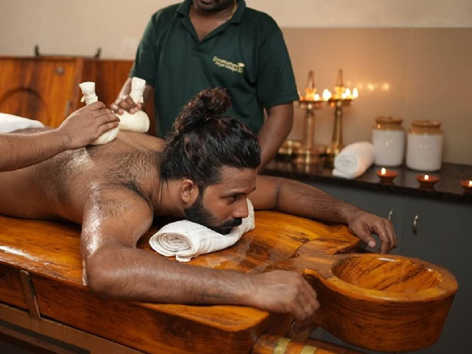21-tägiges Veda Evolve: Ayur Yoga Ayurveda Wellness- und Verjüngungstherapie mit Yoga Retreat
