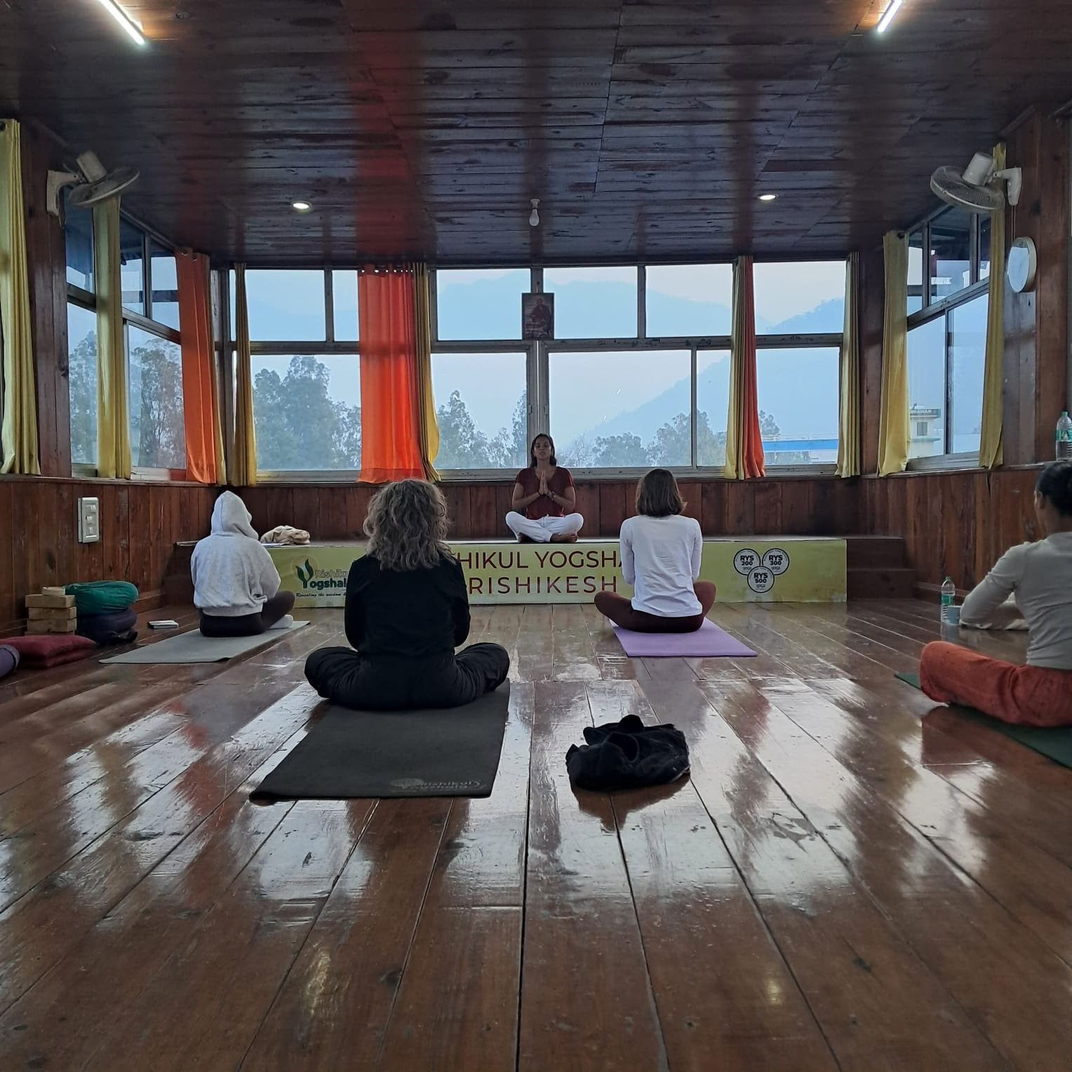 Rishikul Yogshala Rishikesh - Yogalehrerausbildung in Rishikesh, Indien