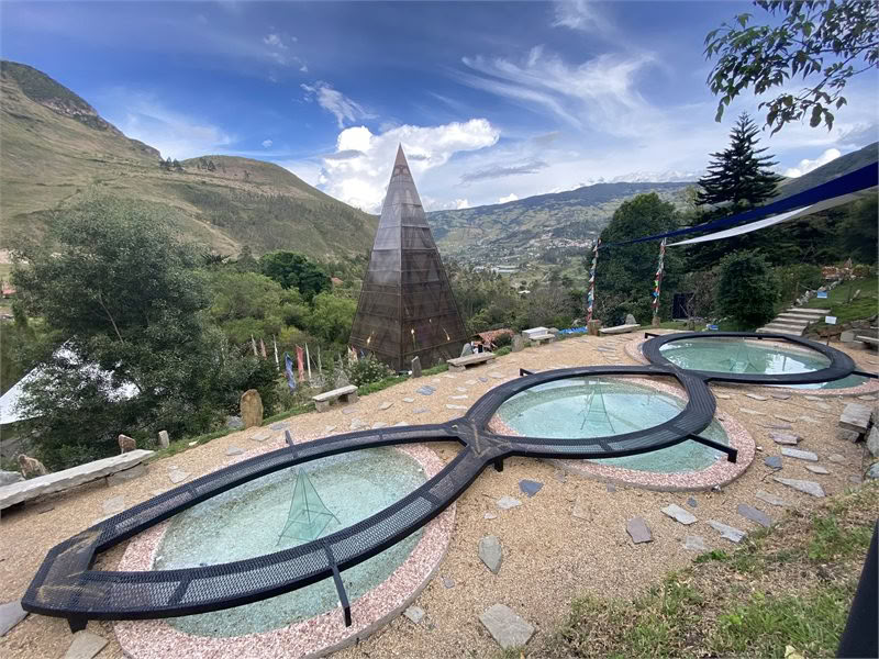 Twelve Hummingbirds Andes-Retreat