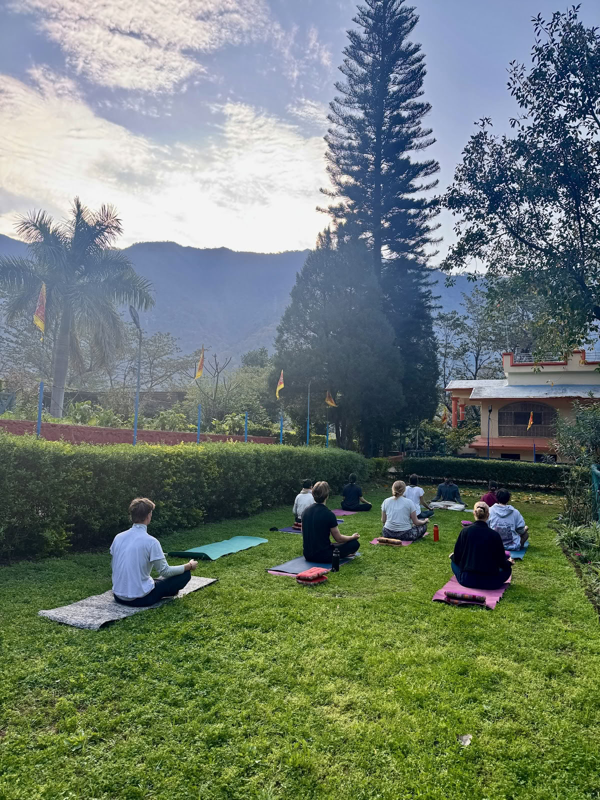 Abhyasa Yogmath | Traditionelles Yoga- & Meditations-Ashram in Rishikesh, Indien
