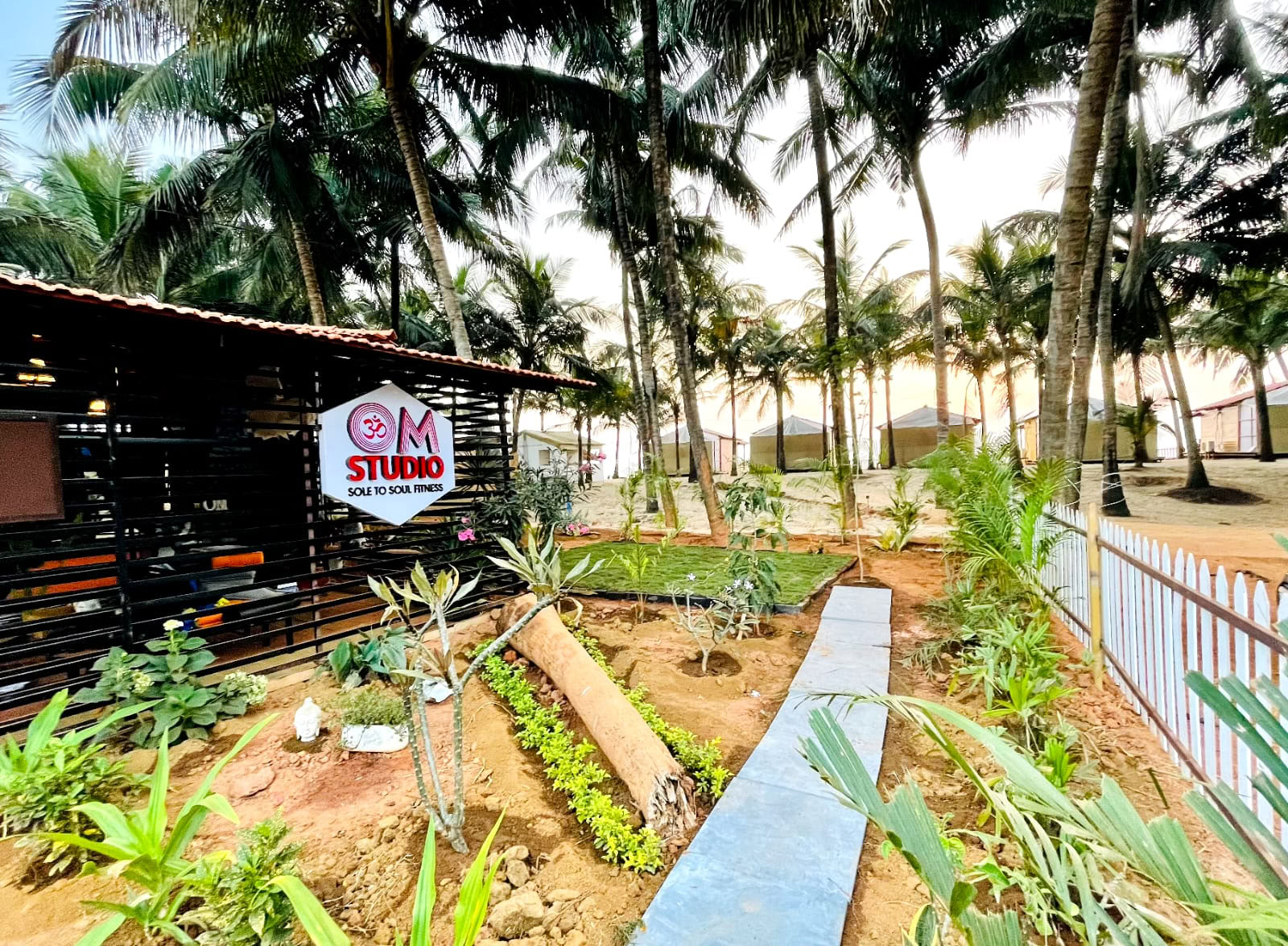 OM Studio Agonda - Aerial Yoga und Sound Healing in Goa