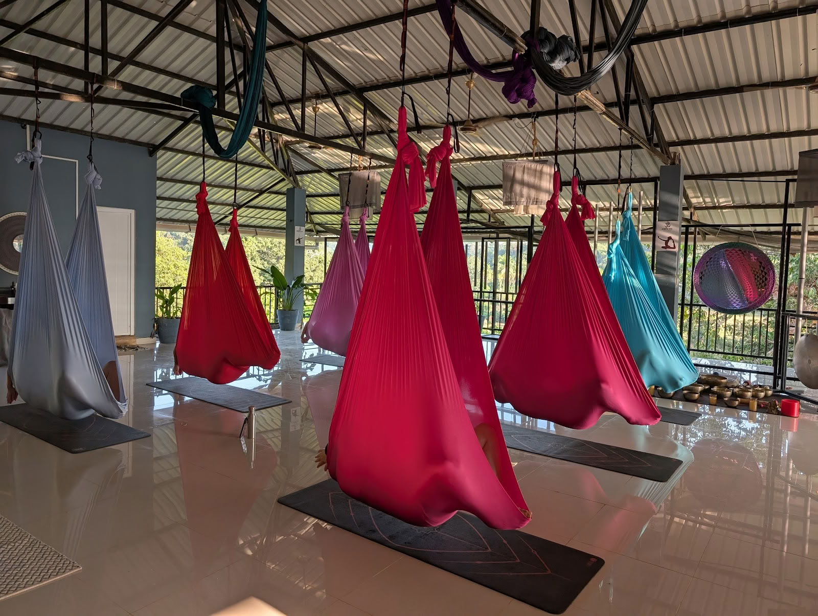 OM Studio Agonda - Aerial Yoga und Sound Healing in Goa
