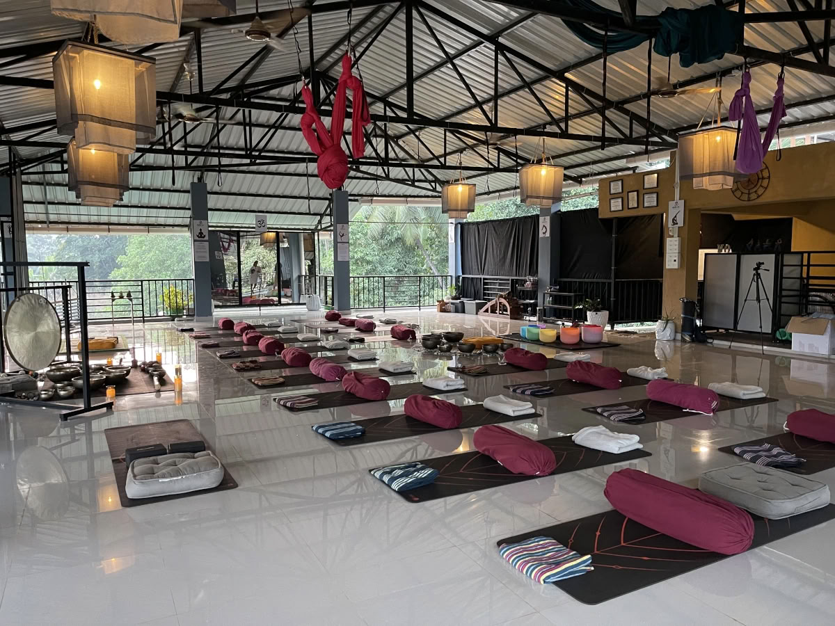 OM Studio Agonda - Aerial Yoga und Sound Healing in Goa