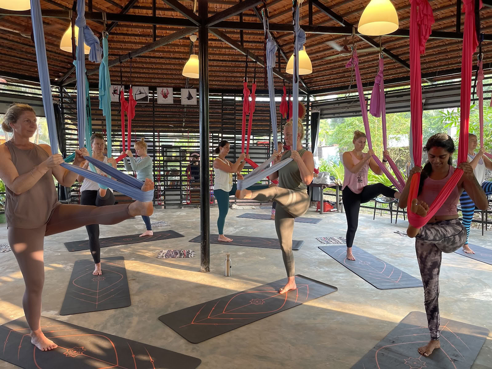 OM Studio Agonda - Aerial Yoga und Sound Healing in Goa
