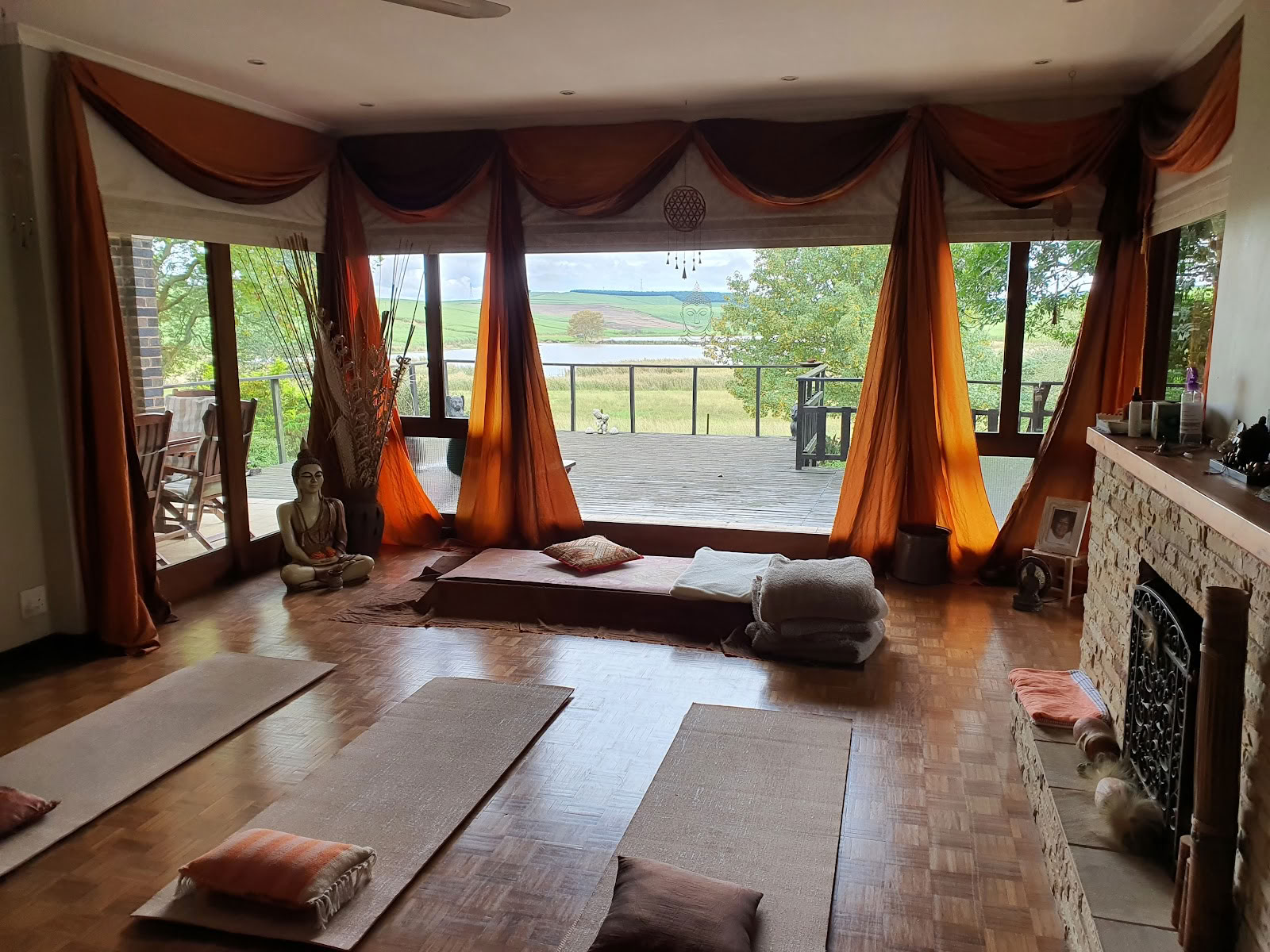 Yoga-Retreat auf dem Land entlang von Wegen