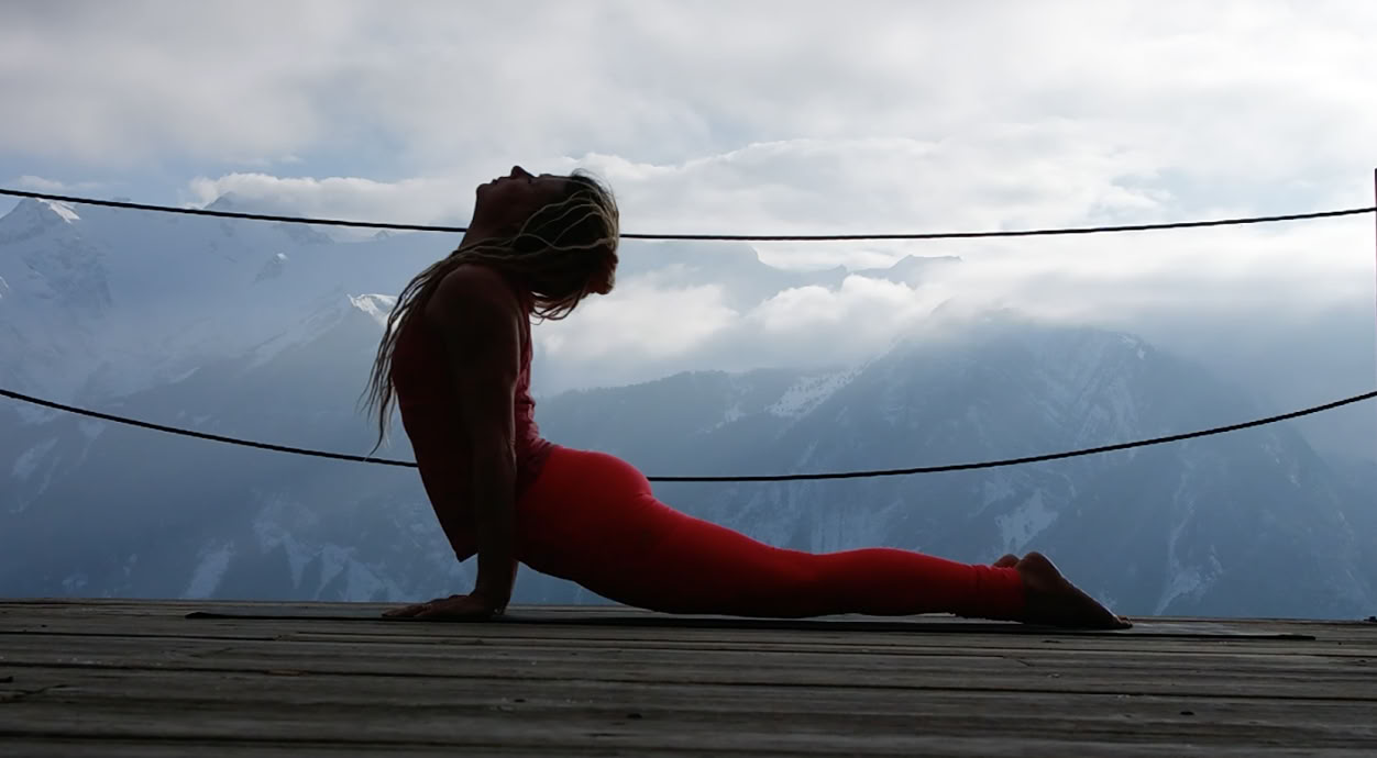 Yoga mit Emma im Holzschuppen