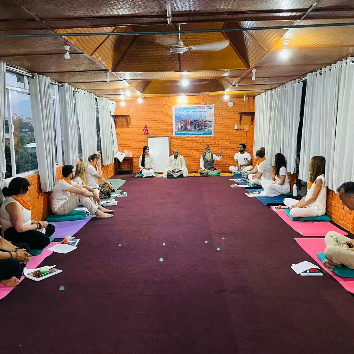 Yoga-Lehrerausbildung in Nepal – 200-Stunden- und 300-Stunden-Kurs an der Mantra Yoga School in Pokhara