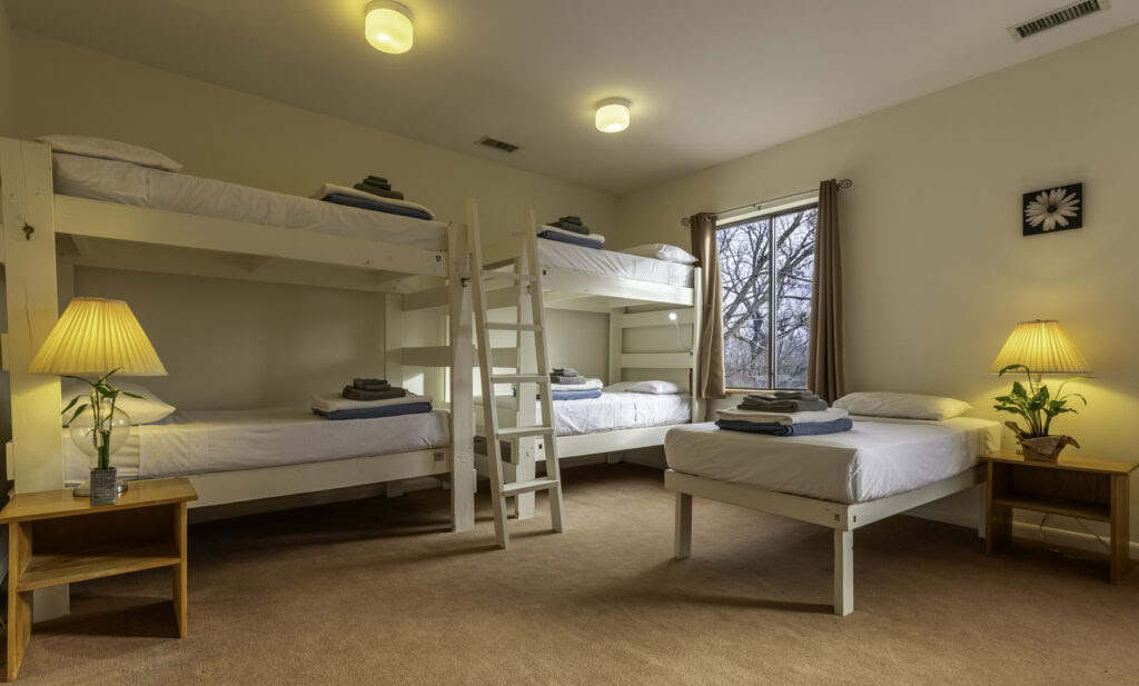 Gemeinsamer Schlafsaal: Unteres Etagenbett