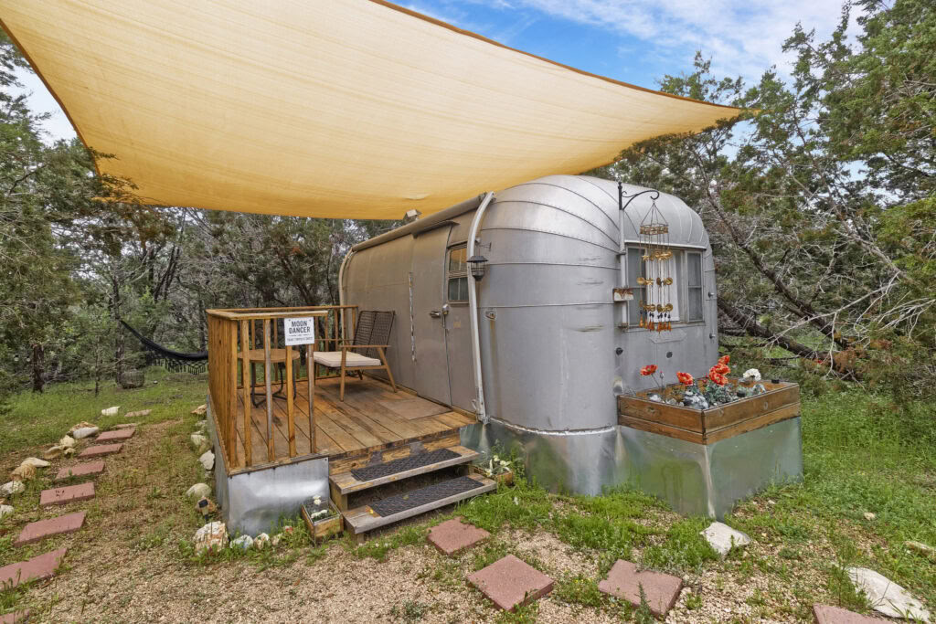 Private Moon Dancer Vintage Trailer Unterkunft