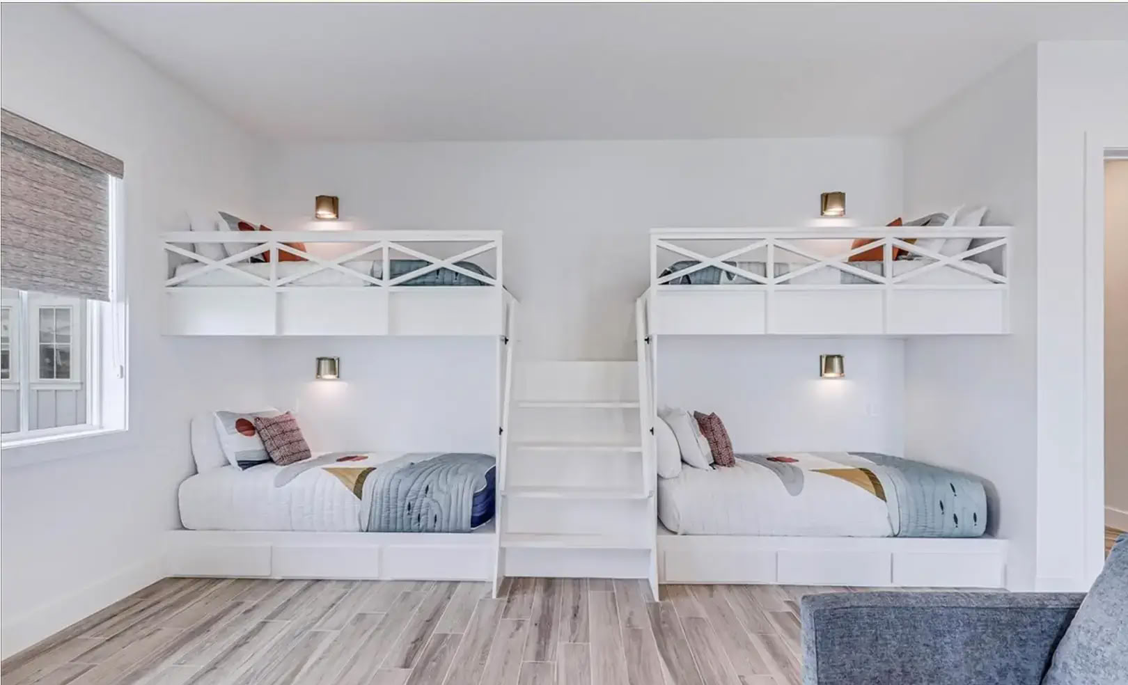 Zweibettzimmer mit gemeinsamem Bad