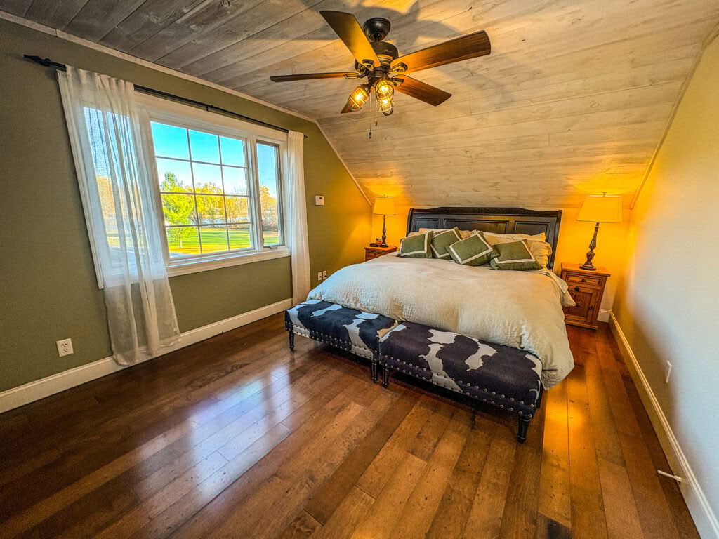 King Bed Modernes Lakehouse mit Seeblick und gemeinsamem Badezimmer
