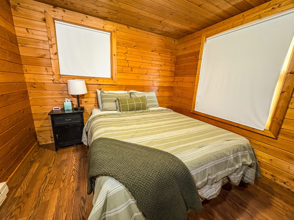 Ein Queensize-Bett mit eigenem Badezimmer