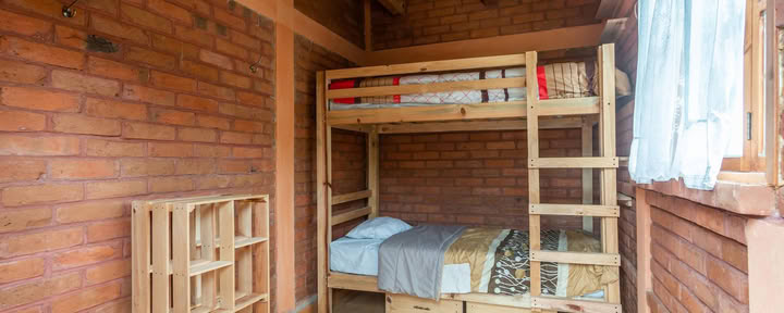 Einfaches Zimmer im ersten Stock mit Gemeinschaftsterrasse und Gemeinschaftsbad